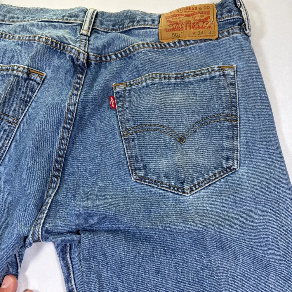 Levis 501 Original Fit Jeans Mens 34x30 Medium Wash Blue Button Fly Straight Leg